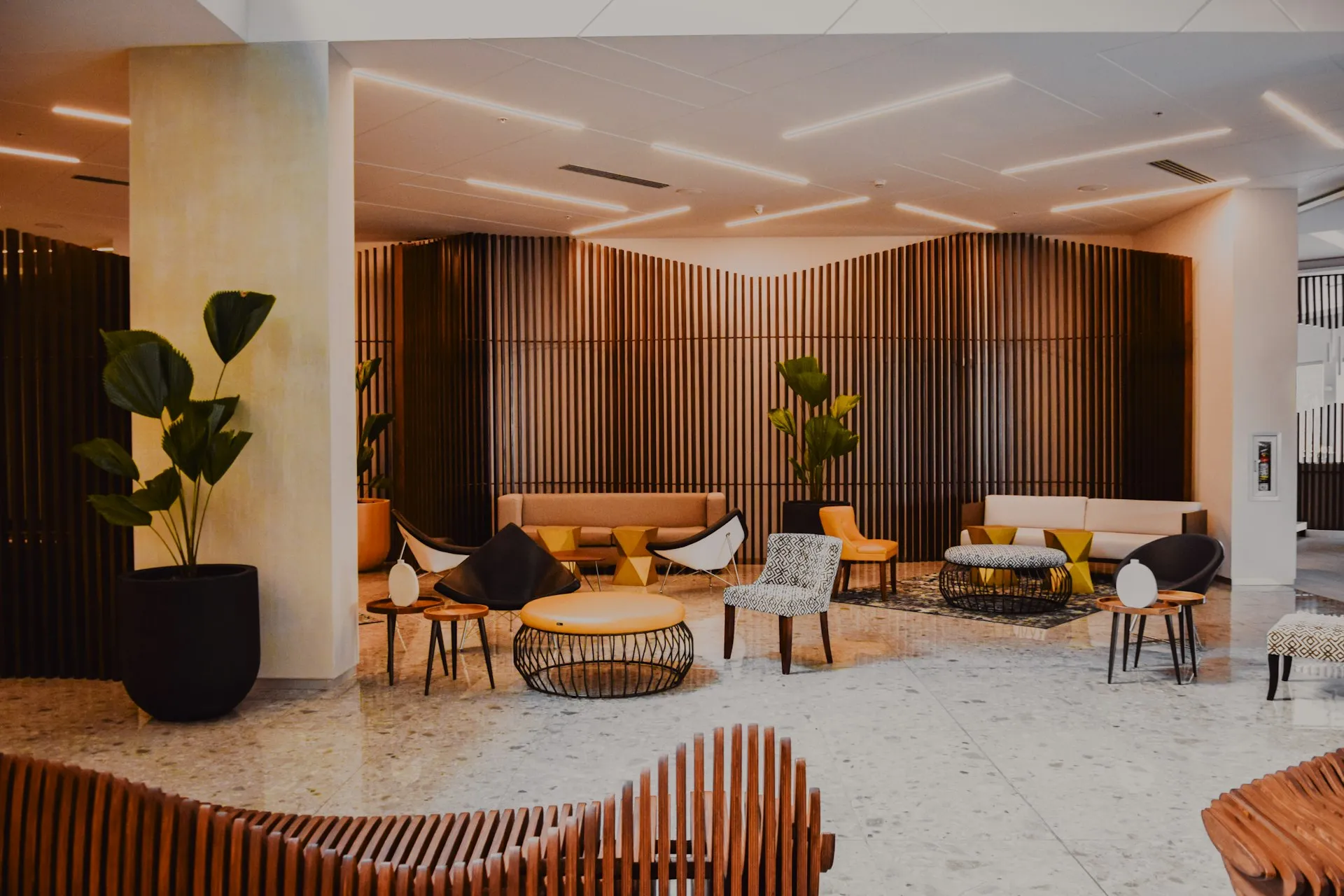 A warm, modern communal lounge in a Köln building